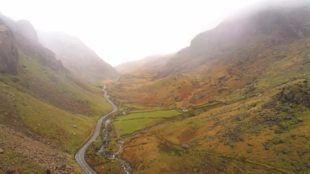 Vlucht over Snowdonia National Park in Wales op een mistige dag — Stockvideo