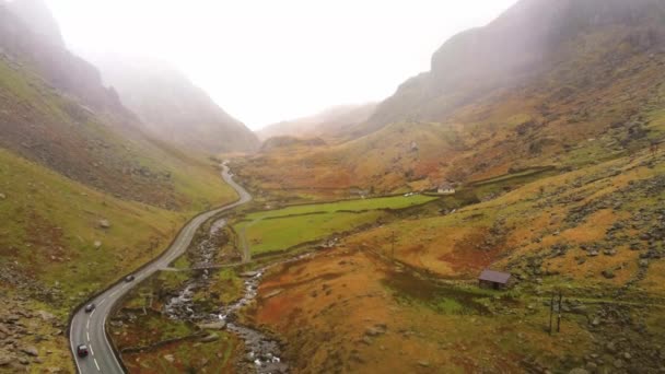 Snowdonia Milli Parkı Galler'de sis hava uçuş görüntüleri — Stok video