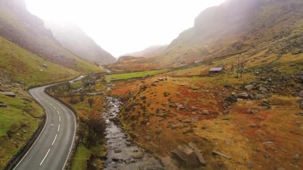 Vol au-dessus du parc national Snowdonia au Pays de Galles par une journée brumeuse — Video