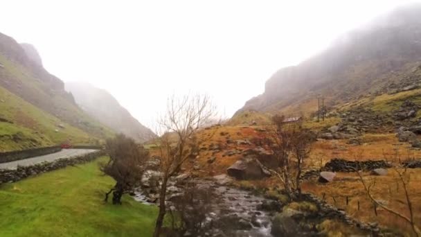 Úžasná krajina Národního parku Snowdonia ve Walesu na mlhavý den — Stock video
