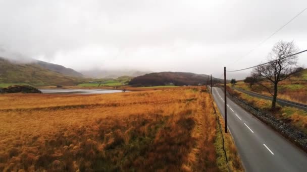 Snowdonia National Park Wales luchtfoto drone weergave — Stockvideo