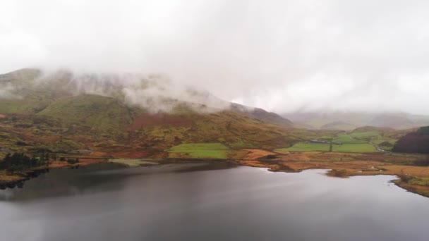 Parque Nacional de Snowdonia País de Gales nas imagens do voo aéreo de névoa — Vídeo de Stock