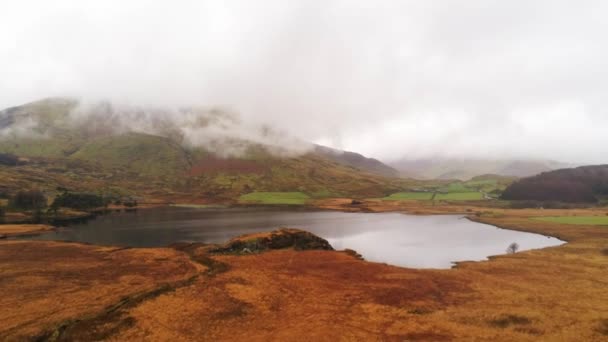 Paisagem deslumbrante nas montanhas do Parque Nacional de Snowdonia no País de Gales vista aérea de um drone — Vídeo de Stock