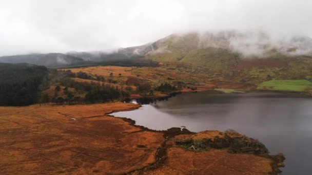 Fantastiska landskap i bergen i nationalparken Snowdonia i Wales Flygfoto från en drone — Stockvideo