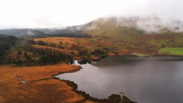 웨일즈 공중 비행 장면에서 Snowdonia 국립 공원의 산에서 아름 다운 연못 — 비디오