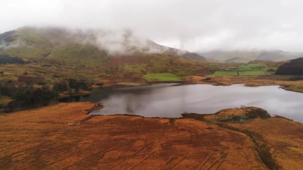 Lagoa bonita nas montanhas do Parque Nacional de Snowdonia no País de Gales imagens de voo aéreo — Vídeo de Stock