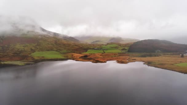 Snowdonia National Park in Wales above luchtfoto drone-beelden — Stockvideo