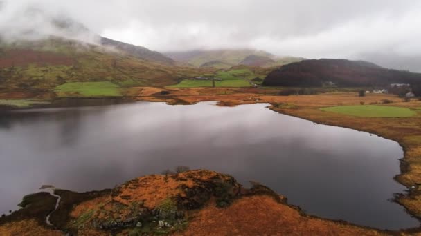 Increíble paisaje del Parque Nacional Snowdonia en Gales en un día brumoso — Vídeo de stock