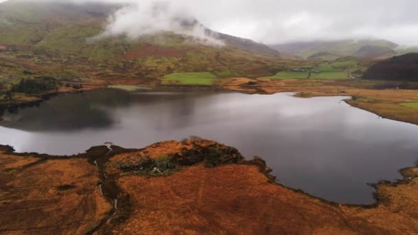 Beautiful pond in the mountains of Snowdonia National Park in Wales aerial flight footage — Stock Video