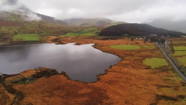 Vackra dammen i bergen i nationalparken Snowdonia i Wales antenn flyg footage — Stockvideo