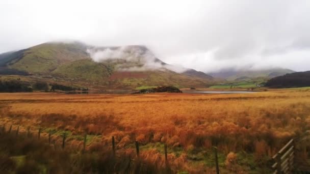 Vlucht over Snowdonia National Park in Wales op een mistige dag — Stockvideo