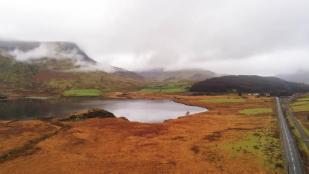 Verbazingwekkende landschap van Snowdonia National Park in Wales op een mistige dag — Stockvideo