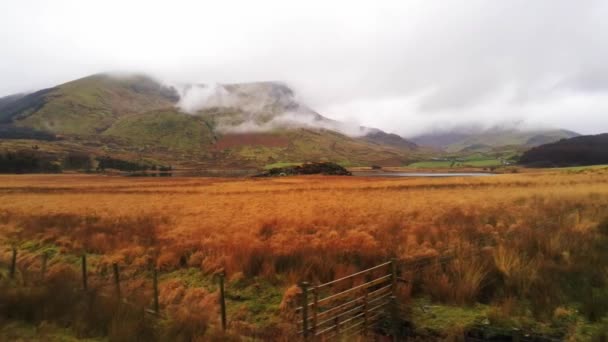 Snowdonia National Park Wales luchtfoto drone weergave — Stockvideo