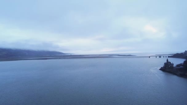 Πτήση πάνω από μια λίμνη στο Barmouth Ουαλία το βράδυ — Αρχείο Βίντεο