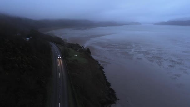 Guida di auto su una piccola strada al mare nel buio vista dall'alto — Video Stock