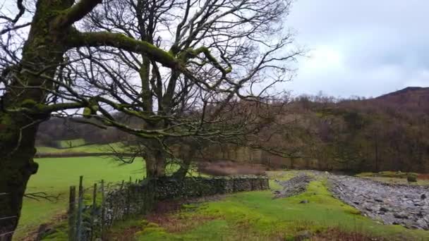 Verbazingwekkende landschap in de bergen van het Lake District National Park Engeland — Stockvideo
