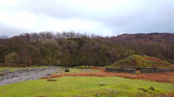 Verbazingwekkende landschap in de bergen van het Lake District National Park Engeland — Stockvideo