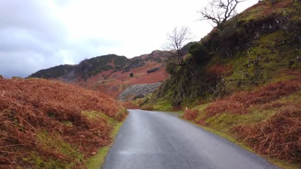 Route solitaire à travers le parc national du Lake District en Angleterre — Video