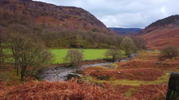 Verbazingwekkende landschap in de bergen van het Lake District National Park Engeland — Stockvideo