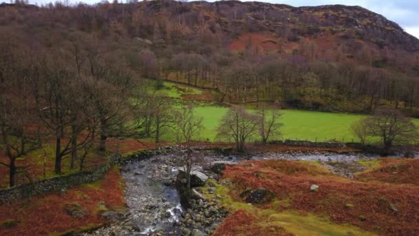 Verbazingwekkende landschap in de bergen van het Lake District National Park Engeland — Stockvideo