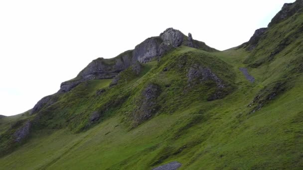 Atemberaubend grüne Berge rund um den Winnats Pass im Peak District Nationalpark — Stockvideo