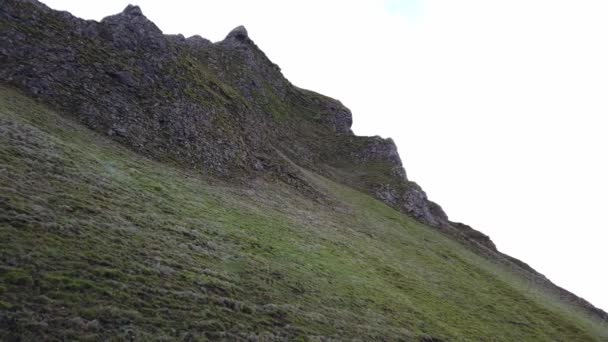 Zelené kopce kolem Winnats Pass v národního parku Peak District — Stock video