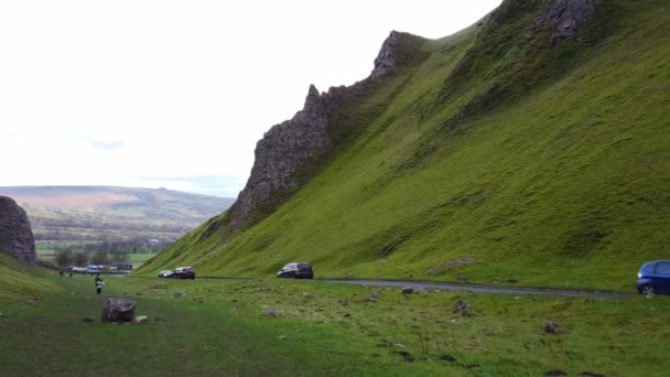 Super zelené hory kolem Winnats Pass v národního parku Peak District — Stock video