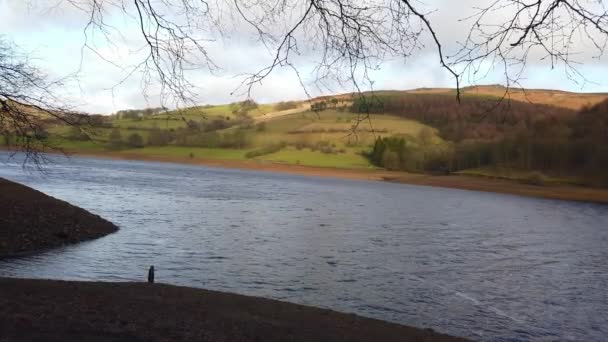 Hermoso lago en las colinas del Parque Nacional Peak District — Vídeos de Stock