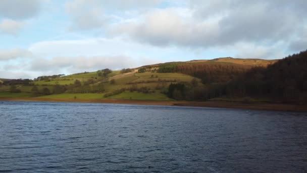 Beau lac dans les collines du parc national Peak District — Video