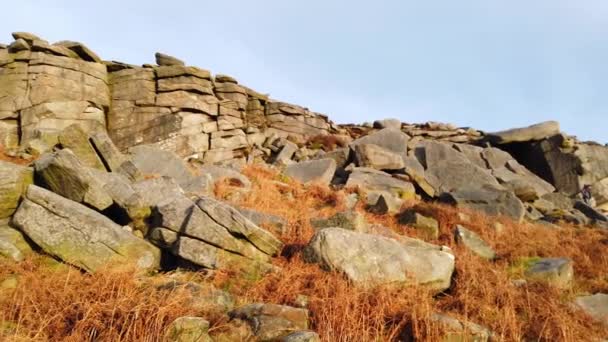 Il paesaggio roccioso al Peak District National Park in Inghilterra — Video Stock