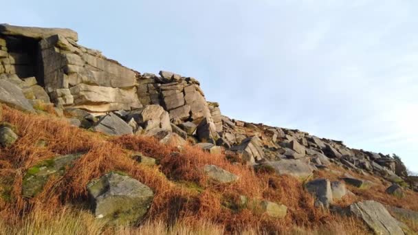 El paisaje rocoso en el Parque Nacional Peak District en Inglaterra — Vídeo de stock