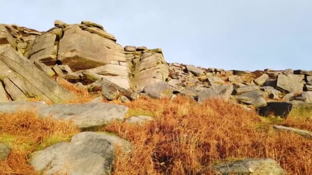 Het rotsachtige landschap in het Peak District National Park in Engeland — Stockvideo