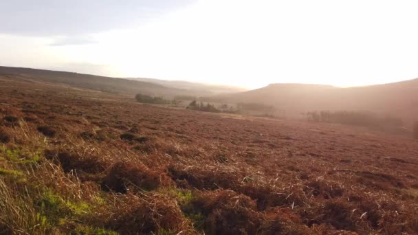 Puesta de sol sobre el Parque Nacional Peak District en Inglaterra — Vídeos de Stock
