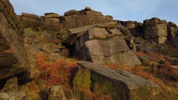 El paisaje rocoso en el Parque Nacional Peak District en Inglaterra — Vídeo de stock