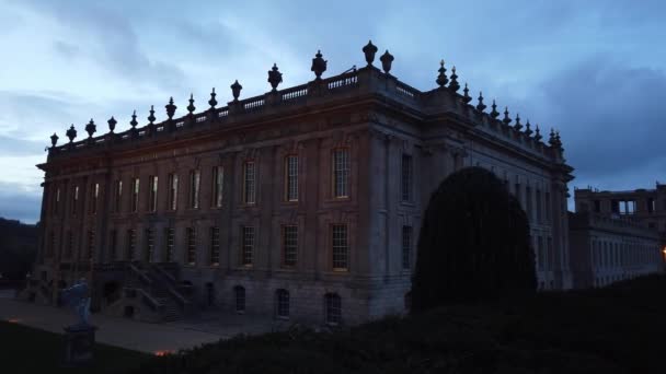 Famosa casa Chatsworth en el Parque Nacional del distrito de Peak por la noche — Vídeo de stock