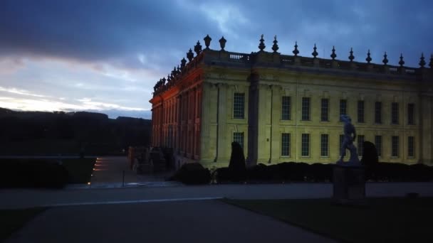 Słynny Chatsworth House w Peak district National Park w godzinach wieczornych — Wideo stockowe