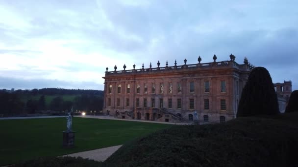 Casa Chatsworth por la noche en el Parque Nacional Peak District — Vídeo de stock