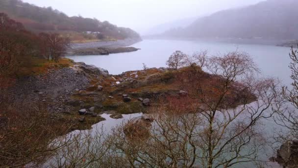 Jezero na elektrické hory ve Walesu národní Park Snowdonia — Stock video
