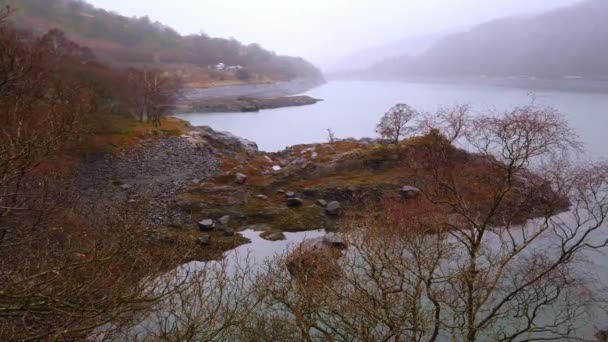 Jezero na elektrické hory ve Walesu národní Park Snowdonia — Stock video