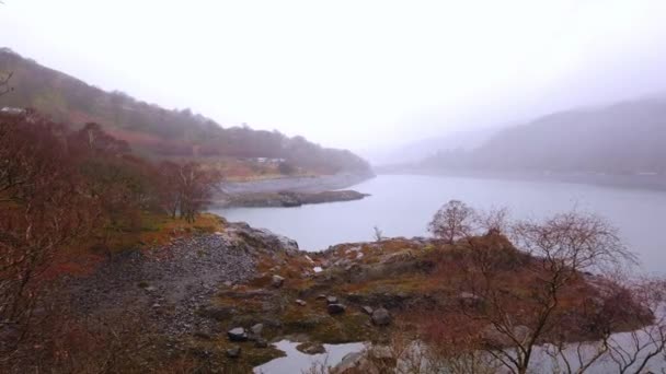 Sjön vid elektriska bergen i Snowdonia National Park Wales — Stockvideo