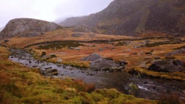 Dağlar ve sisli bir günde Snowdonia Milli Parkı Wales dere