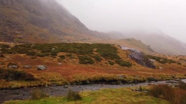 Dağlar ve sisli bir günde Snowdonia Milli Parkı Wales dere