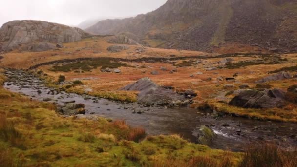 Berge und Bäche im Snowdonia Nationalpark wales an einem nebligen Tag — Stockvideo