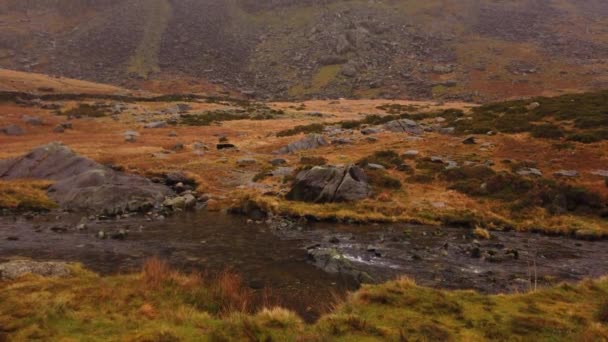 Pegunungan dan anak sungai di Snowdonia National Park Wales pada hari yang berkabut — Stok Video