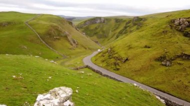 İngiltere'de en yüksek İlçe Milli Parkı, ünlü Winnats geçmek