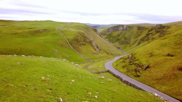 Luchtfoto uitzicht over de Winnats Pass Engeland in het Peak District National Park — Stockvideo