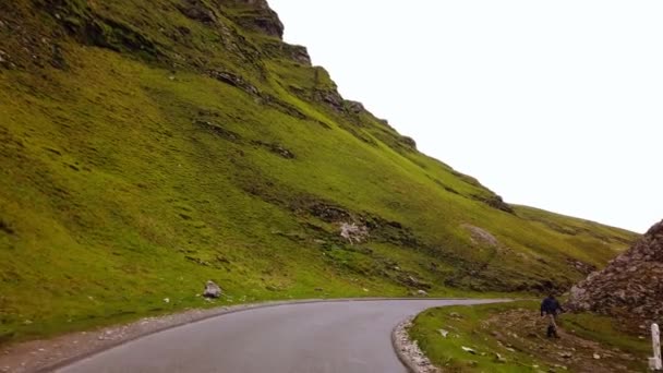 Slavný Winnats Pass v Anglii v národním parku Peak District — Stock video