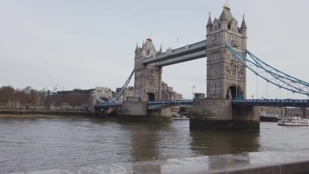 Den berömda Tower Bridge London steadicam sköt — Stockvideo