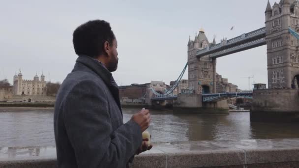 Empresário negro africano em Londres — Vídeo de Stock