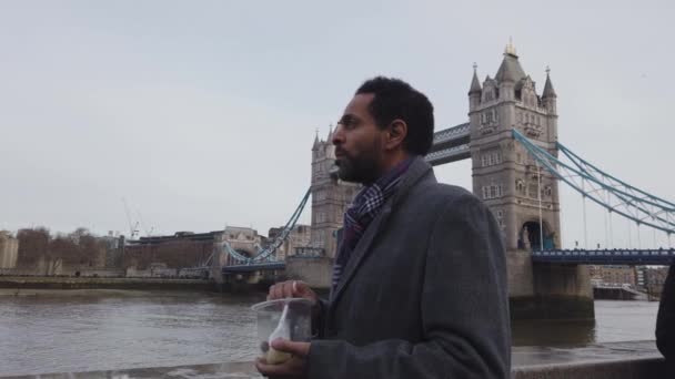 Schwarzafrikanischer Geschäftsmann in London — Stockvideo